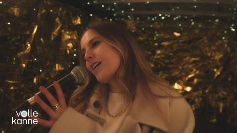 Sophia singt in ein Mikrofon