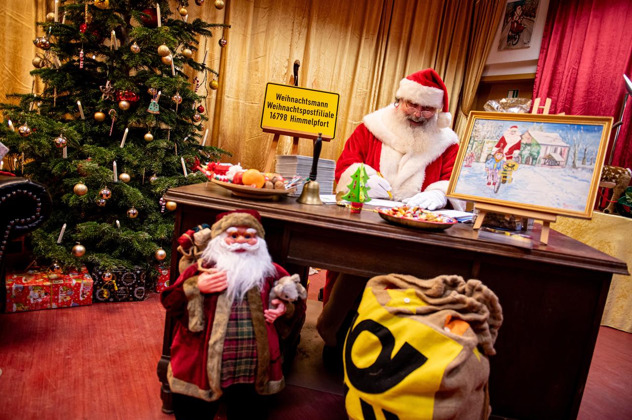 Brandenburg, Fürstenberg/Havel/Ot Himmelpfor: Der Weihnachtsmann sitzt in der Weihnachtspostfiliale im nördlichen Brandenburg und beantwortet Briefe von Kindern.