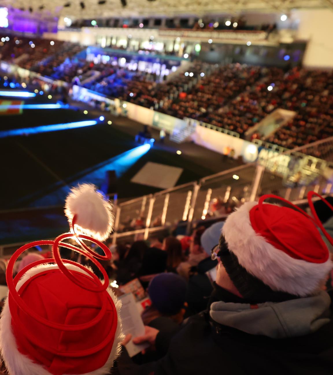 Mehrere tausend Menschen singen beim großen öffentliches Weihnachtssingen im Jenaer Fußballstadion