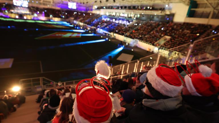 Mehrere tausend Menschen singen beim großen öffentliches Weihnachtssingen im Jenaer Fußballstadion
