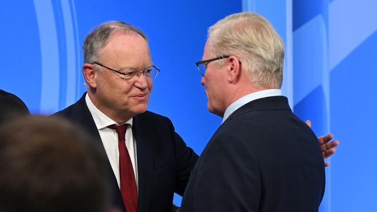 Stephan Weil mit Bernd Althusmann nach der Wahl