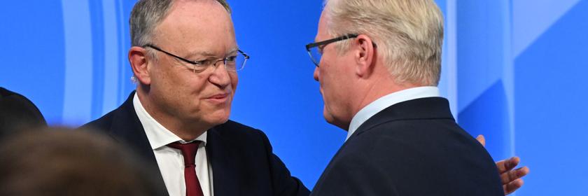 Stephan Weil mit Bernd Althusmann nach der Wahl