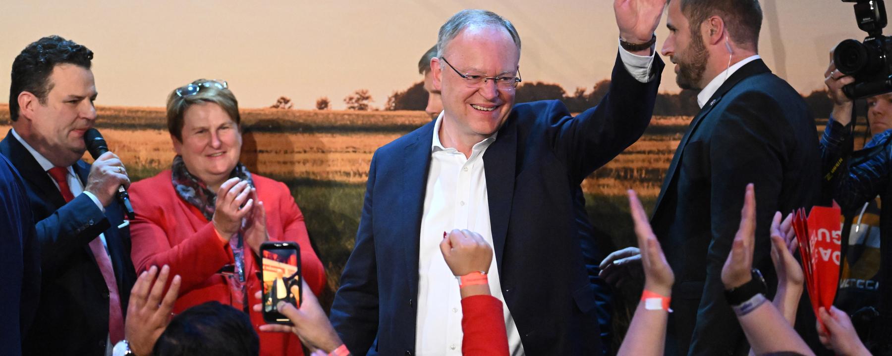 Stephan Weil jubelt nach gewonnener Wahl