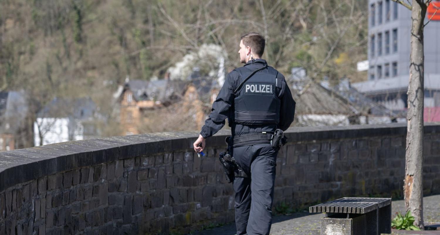 Ein Polizist auf der Suche nach dem sechsjährigen Pawlos