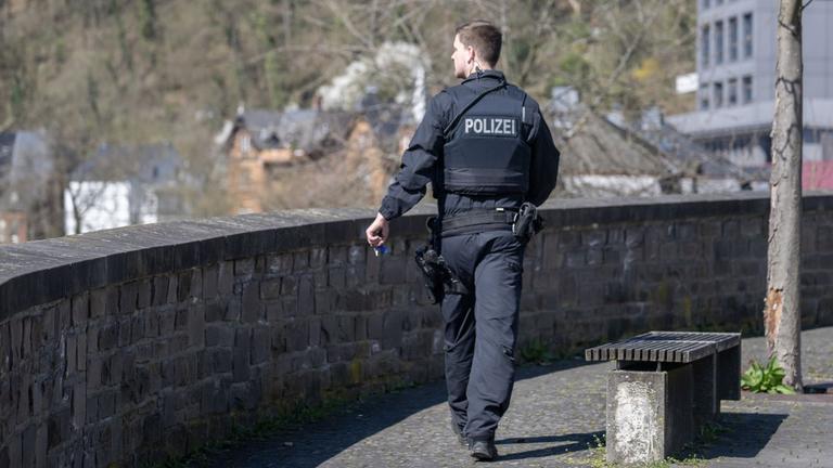 Ein Polizist auf der Suche nach dem sechsjährigen Pawlos