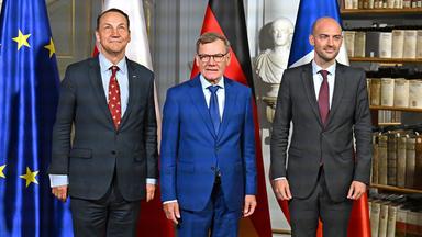 Johann Wadephul (CDU, M), Bundesaußenminister, steht neben seinem polnischen Amtskollegen Radoslaw Sikorski (l) und Jean-Noël Barrot (r), französischer Außenminister, in Weimar