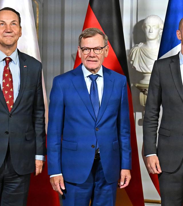 Johann Wadephul (CDU, M), Bundesaußenminister, steht neben seinem polnischen Amtskollegen Radoslaw Sikorski (l) und Jean-Noël Barrot (r), französischer Außenminister, in Weimar