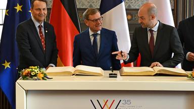 Weimar: Radoslaw Sikorski, Außenminister von Polen, Johann Wadephul, Bundesaußenminister, und Jean-Noël Barrot, Außenminister von Frankreich, stehen nebeneinander bei der Eintragung in das Goldene Buch der Stadt Weimar.