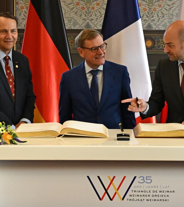 Weimar: Radoslaw Sikorski, Außenminister von Polen, Johann Wadephul, Bundesaußenminister, und Jean-Noël Barrot, Außenminister von Frankreich, stehen nebeneinander bei der Eintragung in das Goldene Buch der Stadt Weimar.