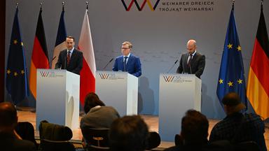 Johann Wadephul (CDU, M), Bundesaußenminister, gibt mit seinem polnischen Amtskollegen Radoslaw Sikorski (l) und Jean-Noël Barrot (r), französischer Außenminister, eine Pressekonferenz.