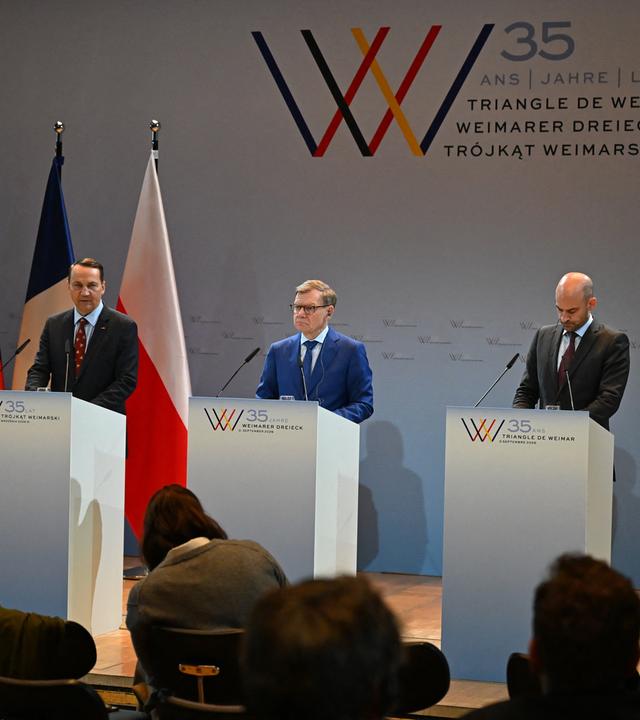 Johann Wadephul (CDU, M), Bundesaußenminister, gibt mit seinem polnischen Amtskollegen Radoslaw Sikorski (l) und Jean-Noël Barrot (r), französischer Außenminister, eine Pressekonferenz.