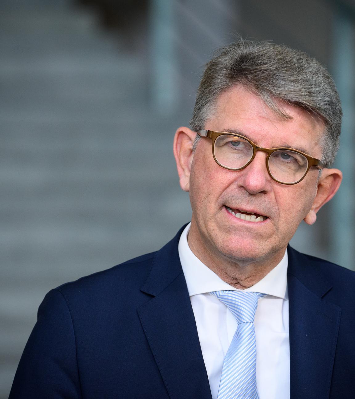 Berlin: Wolfram Weimer (parteilos), Staatsminister für Kultur und Medien, äußert sich im Bundeskanzleramt zur aktualisierten Gedenkstättenkonzeption des Bunde