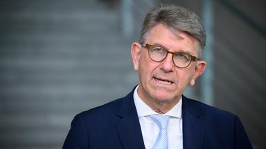 Berlin: Wolfram Weimer (parteilos), Staatsminister für Kultur und Medien, äußert sich im Bundeskanzleramt zur aktualisierten Gedenkstättenkonzeption des Bunde