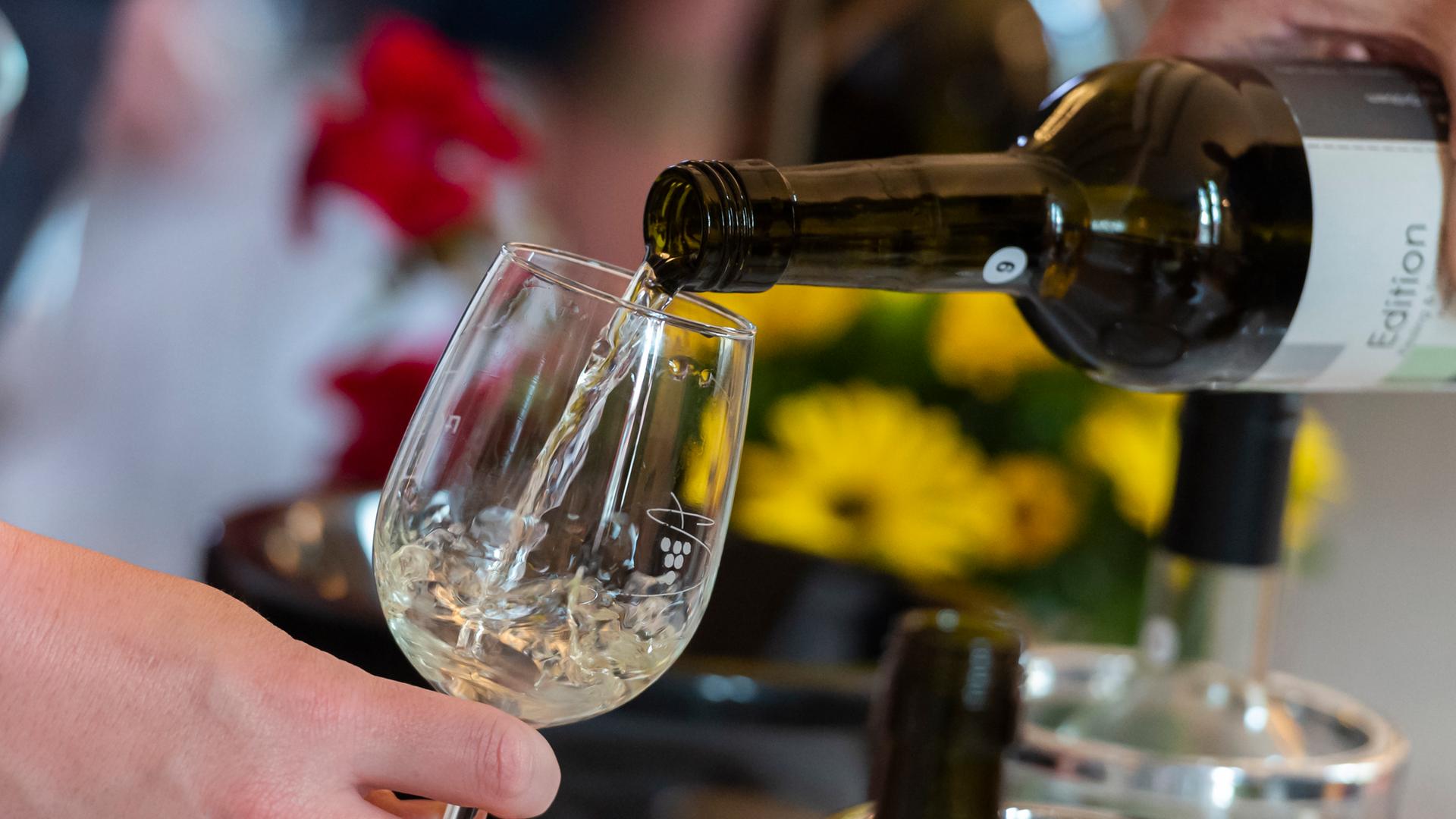  Ein Weinglas wird gefüllt bei der gemeinsamen Jungweinprobe der Weinanbaugebiete Sachsen und Saale-Unstrut.