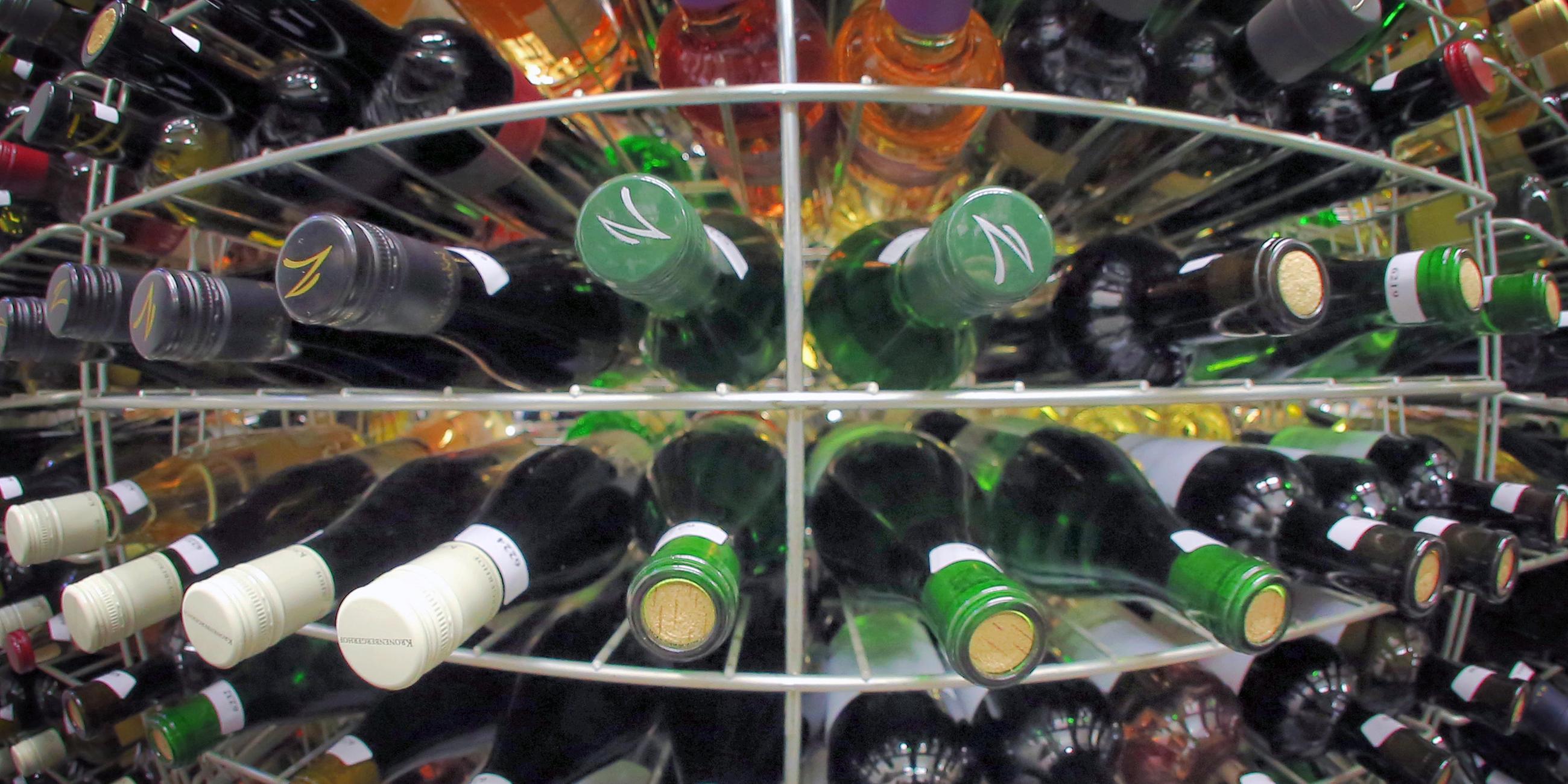 Weinflaschen im Weinlager des Weinbauamts der Landwirtschaftskammer Rheinland-Pfalz in Alzey