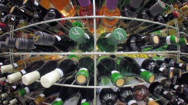 Weinflaschen im Weinlager des Weinbauamts der Landwirtschaftskammer Rheinland-Pfalz in Alzey