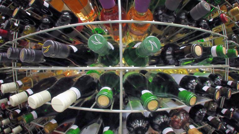 Weinflaschen im Weinlager des Weinbauamts der Landwirtschaftskammer Rheinland-Pfalz in Alzey