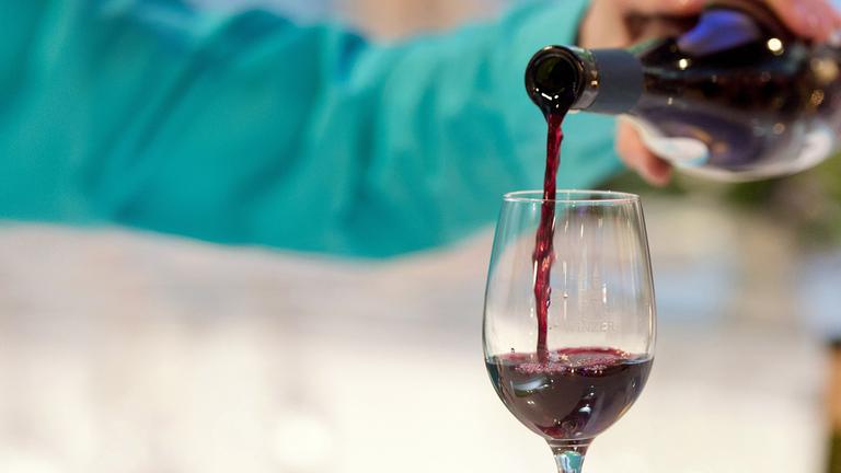 Ein Glas Wein wird eingeschänkt (Symbolbild)