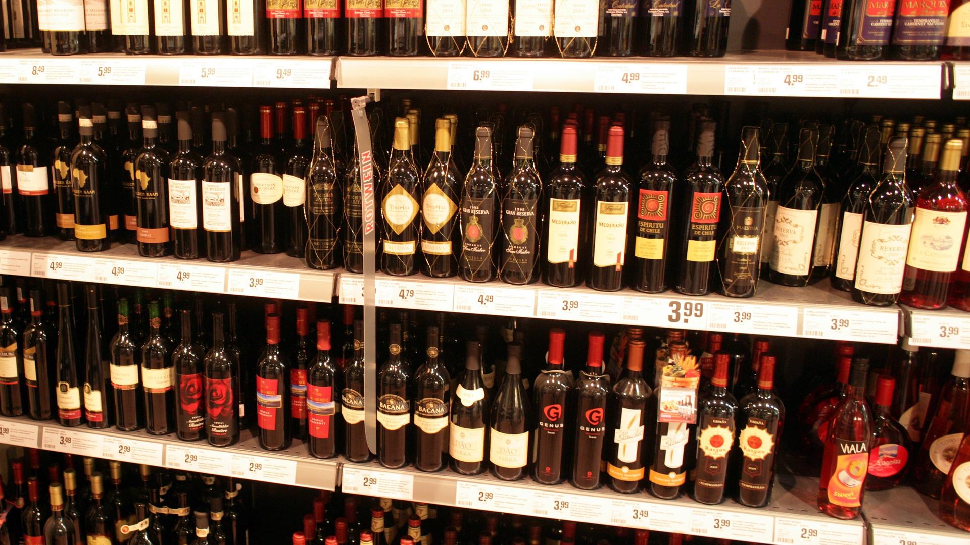 Weinregal in einem Supermarkt in Köln. Archivbild
