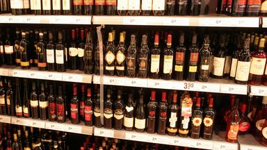 Weinregal im Supermarkt, Symbolbild