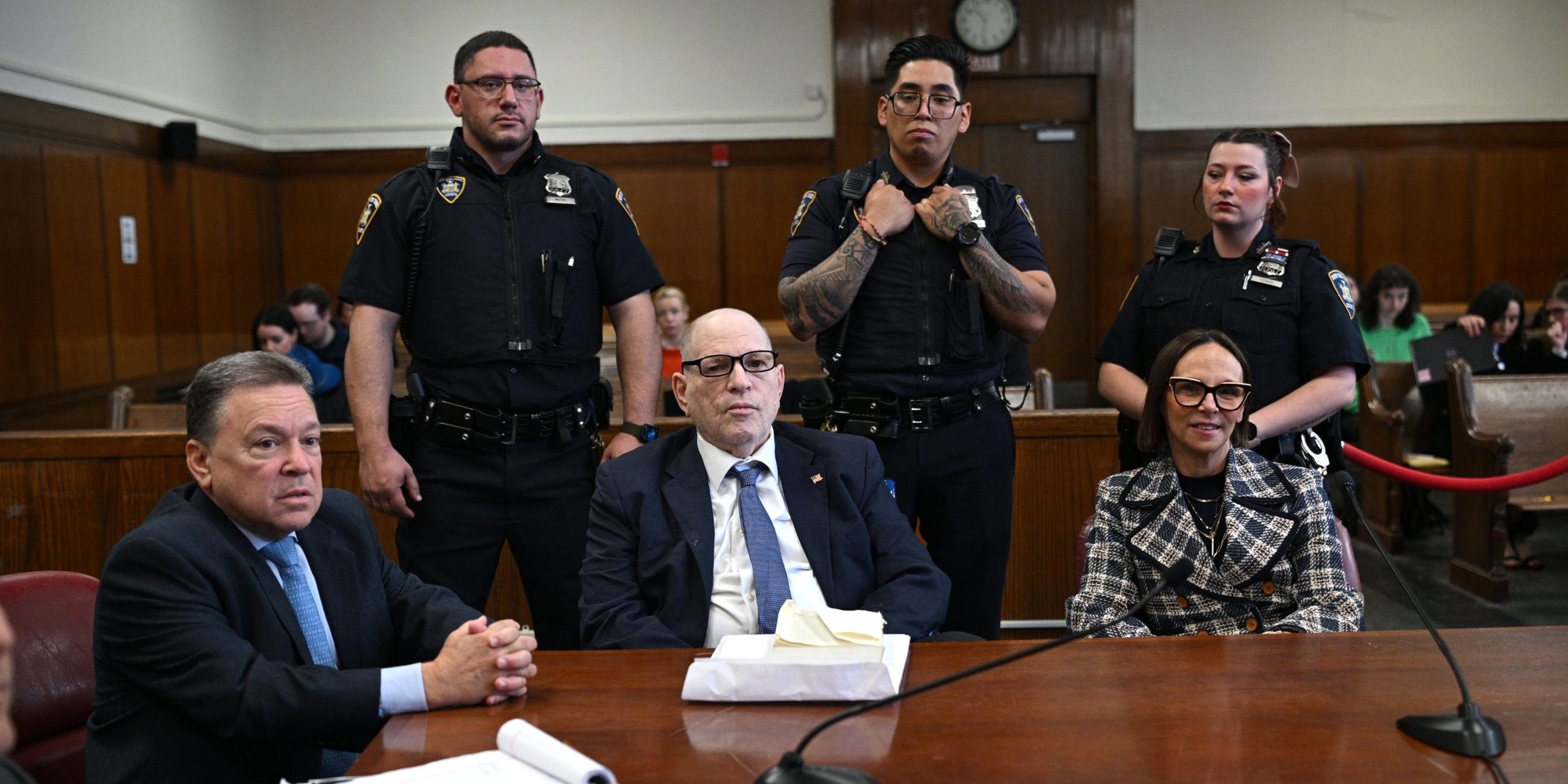 Harvey Weinstein sitzt im Gerichtssaal des New York State Court, wenige Tage vor Beginn seines Prozesses wegen sexueller Übergriffe. Er trägt einen dunklen Anzug und schaut ernst.
