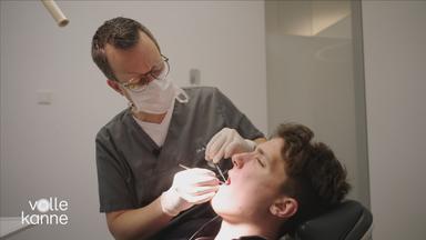 Das Bild zeigt einen Zahnarzt und seinen Patienten.