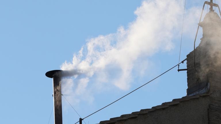 08.05.2025, Vatikan, Vatikanstadt: Weißer Rauch quillt aus dem Schornstein der Sixtinischen Kapelle während des Konklaves zur Wahl eines neuen Papstes im Vatikan.
