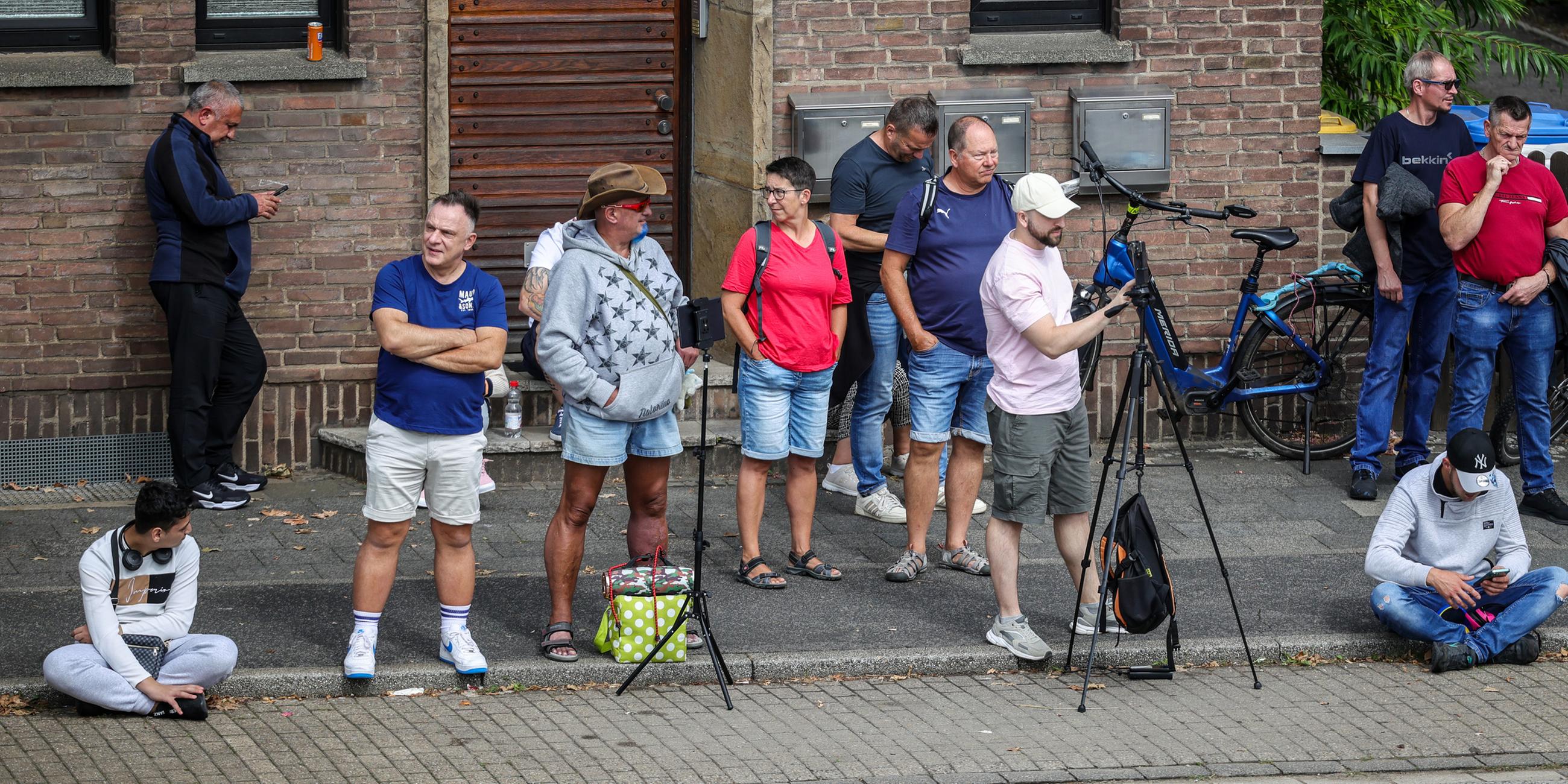 Schaulustige stehen am Straßenrand, um sich die Sprengung des Hochhauses "Weißer Riese" anzuschauen.