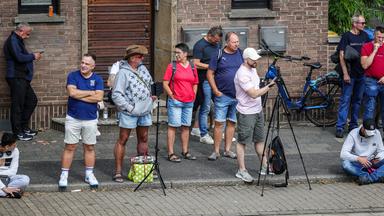 Schaulustige stehen am Straßenrand, um sich die Sprengung des Hochhauses "Weißer Riese" anzuschauen.