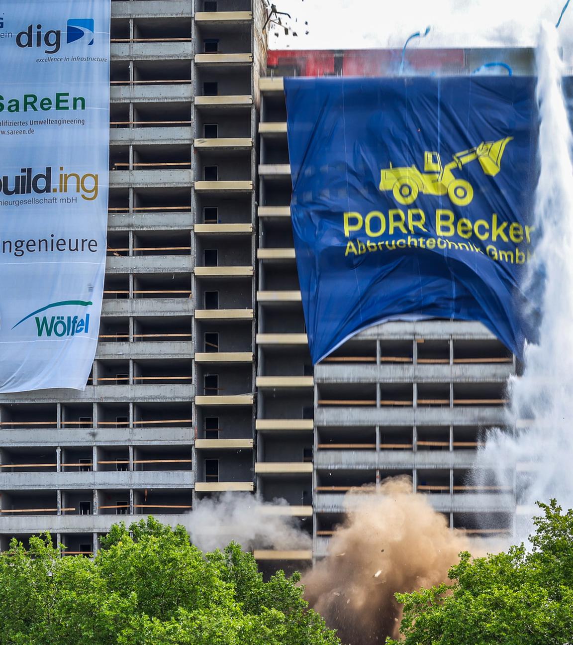 Pünktlich um 12:00 Uhr wird das Hochhaus "Weißer Riese" am 27.07.2025 in Duisburg gesprengt.