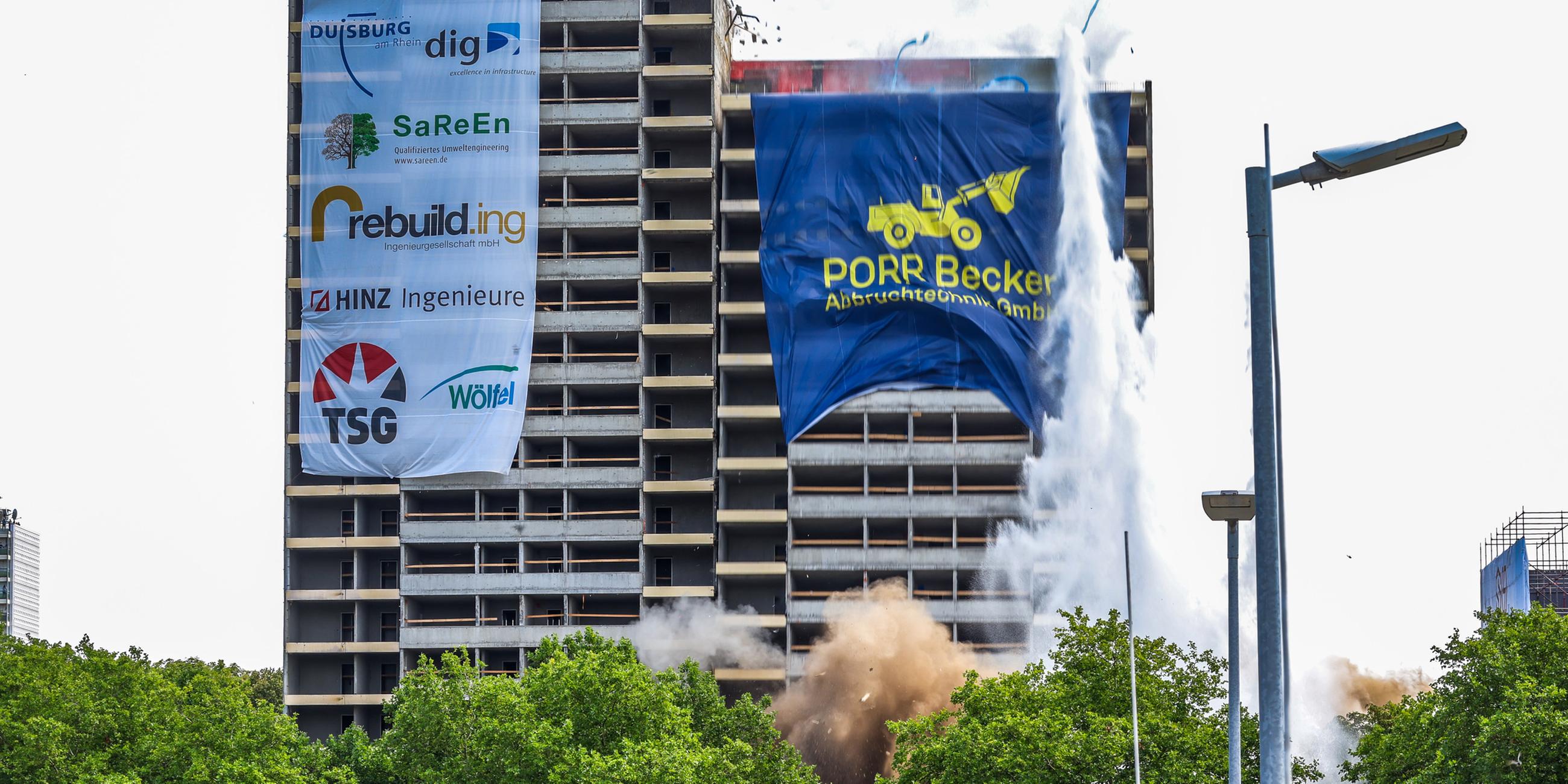 Pünktlich um 12:00 Uhr wird das Hochhaus "Weißer Riese" am 27.07.2025 in Duisburg gesprengt.