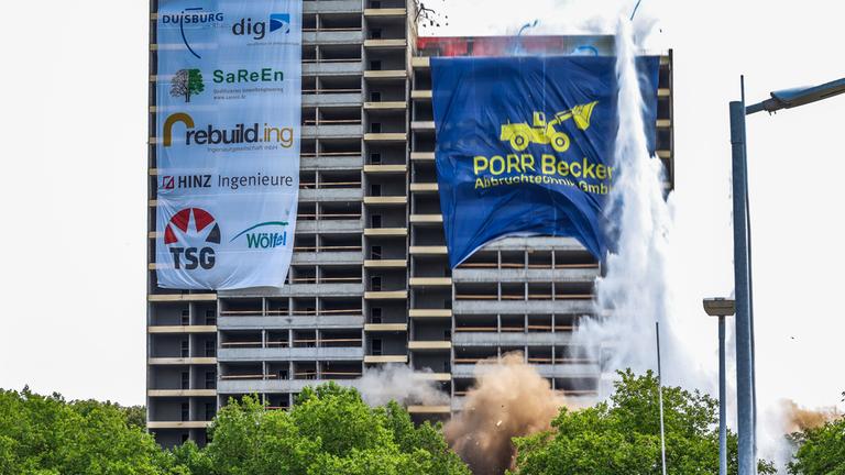 Pünktlich um 12:00 Uhr wird das Hochhaus "Weißer Riese" am 27.07.2025 in Duisburg gesprengt.