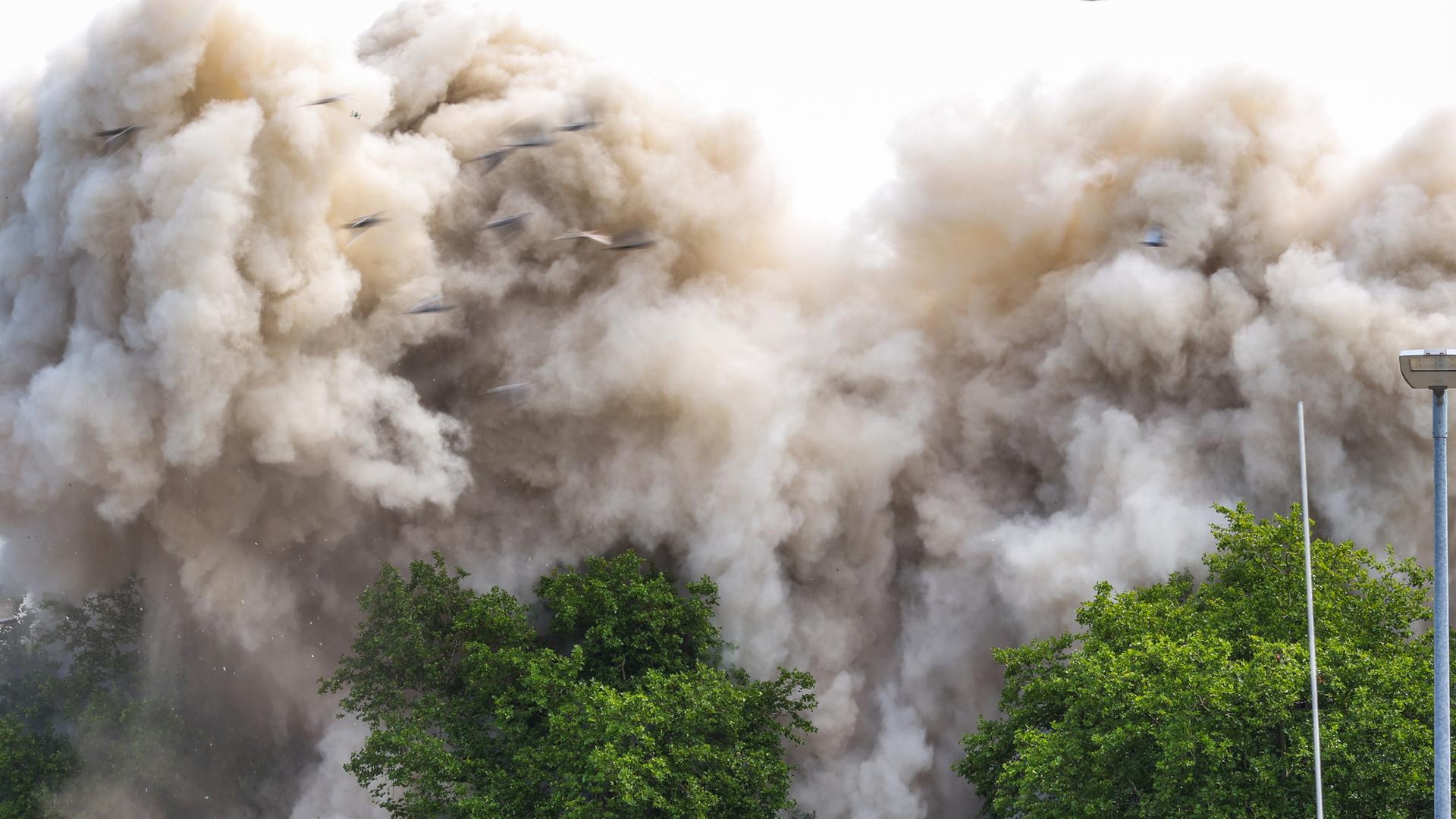 Pünktlich um 12:00 Uhr wird das Hochhaus "Weißer Riese" am 27.07.2025 in Duisburg gesprengt.