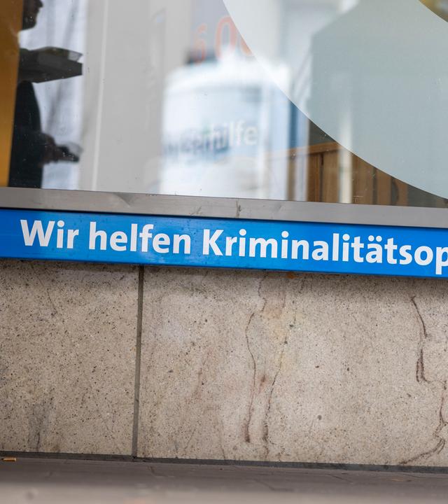 15.01.2025, Rheinland-Pfalz, Mainz: Menschen gehen an der Außenstelle Mainz (Stadt) vorbei, lokaler Ansprechpartner in Sachen Kriminalprävention und Opferhilfe des Weißen Ring e.V. in Mainz, gemeinnütziger Verein zur Unterstützung von Kriminalitätsopfern und deren Familien