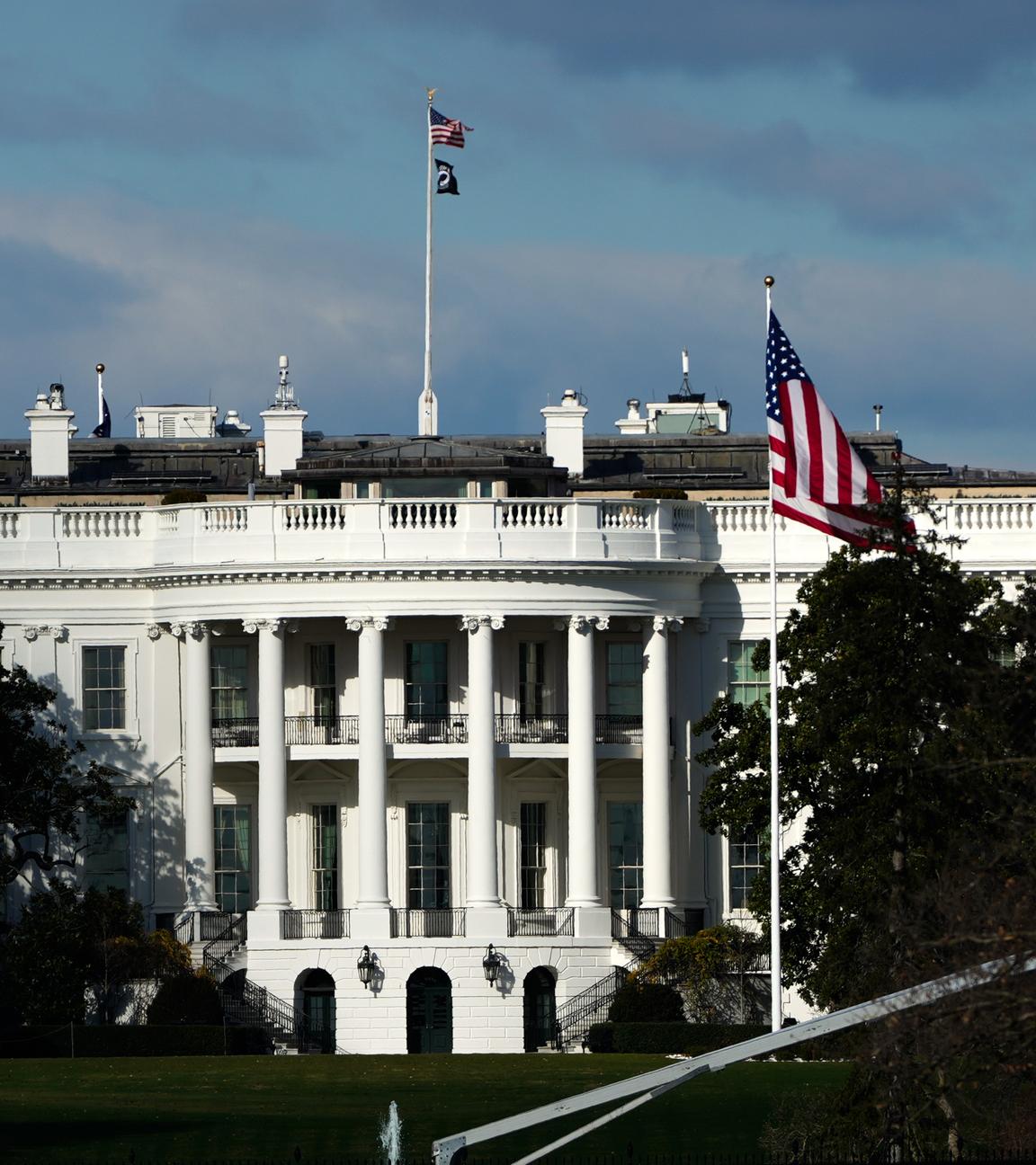Das Weiße Haus ist von der National Mall aus zu sehen.