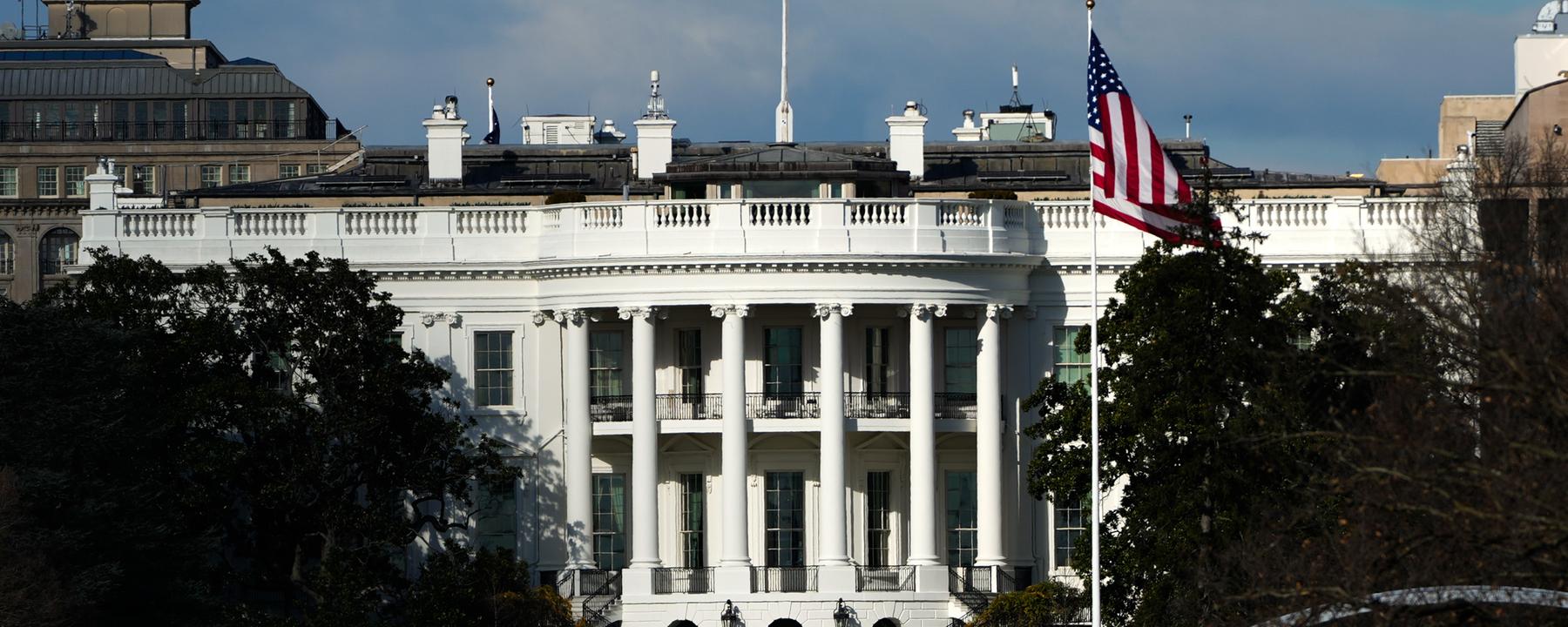 Das Weiße Haus ist von der National Mall aus zu sehen.