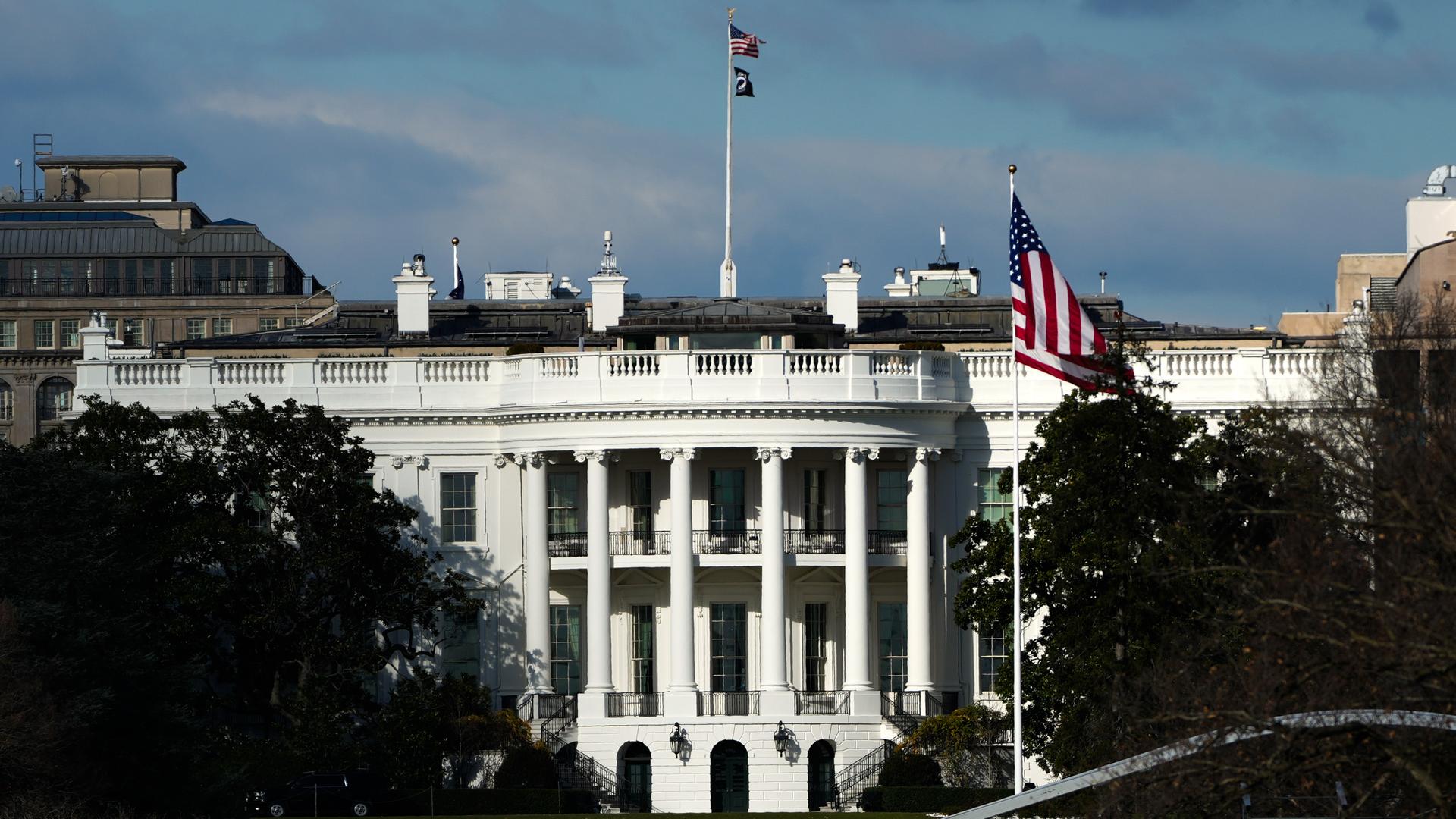 Das Weiße Haus ist von der National Mall aus zu sehen.