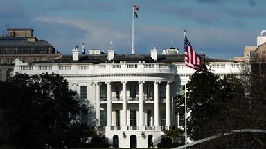 Das Weiße Haus ist von der National Mall aus zu sehen.