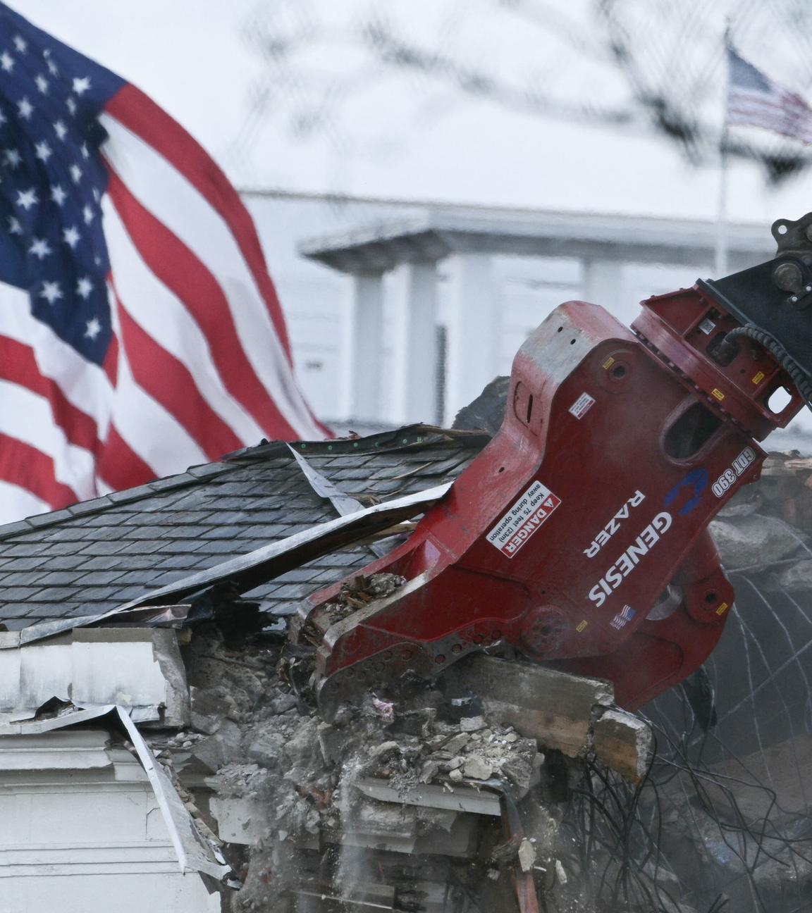 Bagger reißen den Ostflügel des Weißen Hauses in Washington D.C. ab