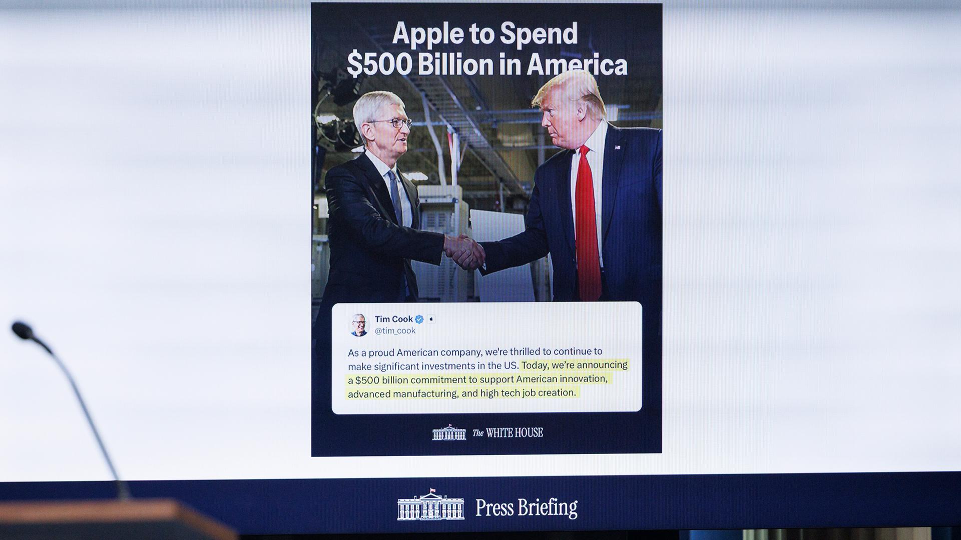 Ein Plakat, auf dem Apple s amerikanische Produktionsverpflichtung angekündigt wird, wird gesehen, während die Pressesprecherin des Weißen Hauses, Karoline Leavitt, am Dienstag, dem 25. Februar 2025, während einer Pressekonferenz im Presseraum des Weißen Hauses in Washington DC eine Rede hält.
