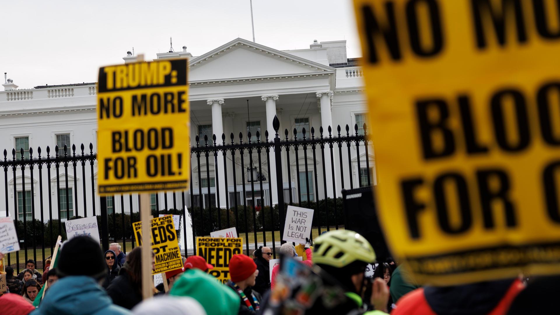 Menschen nehmen am 3. Januar 2026 in Washington, D.C., vor dem Weißen Haus an einem Protest gegen den US-Einsatz in Venezuela teil.