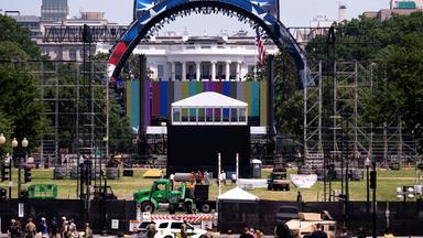 USA, Washington: Käfig für einen UFC-Kampf auf dem South Lawn vor dem Weißen Haus auf.