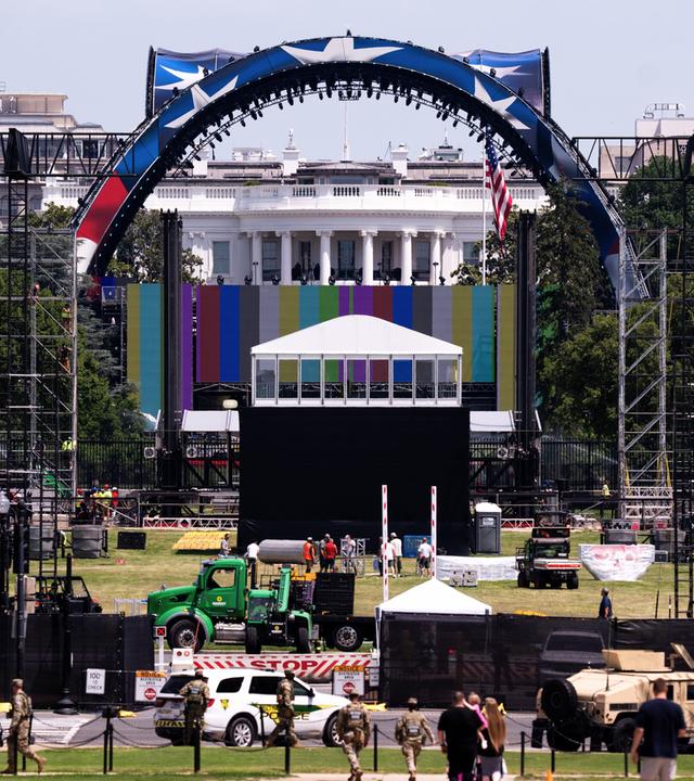 USA, Washington: Käfig für einen UFC-Kampf auf dem South Lawn vor dem Weißen Haus auf.