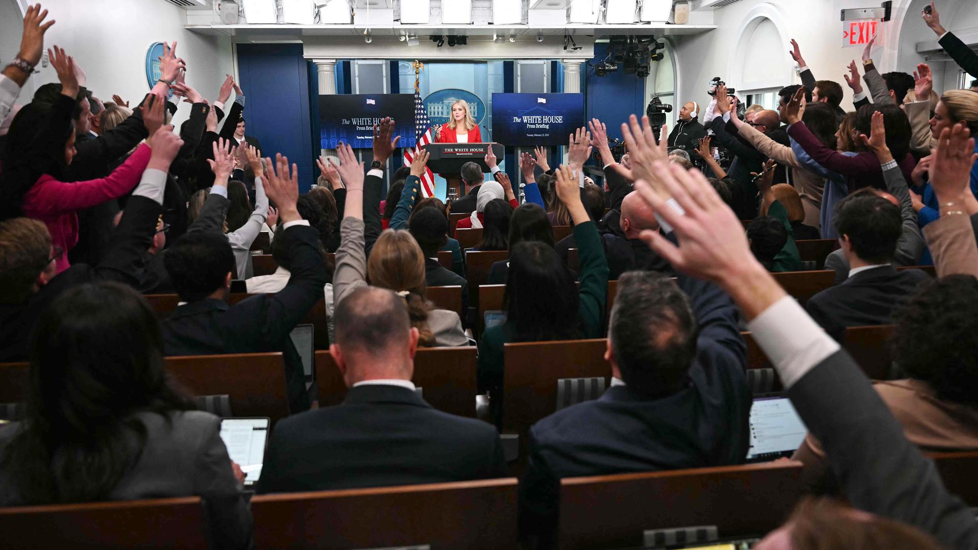 ie Pressesprecherin des Weißen Hauses, Karoline Leavitt (Mitte), beantwortet Fragen während der täglichen Besprechung im Brady Briefing Room des Weißen Hauses in Washington, DC am 25.02.2025