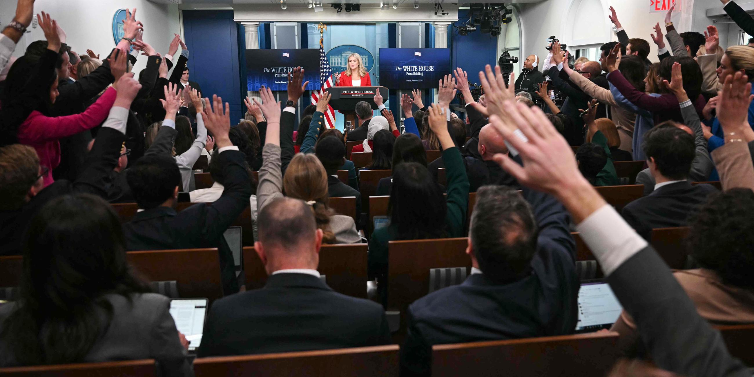 ie Pressesprecherin des Weißen Hauses, Karoline Leavitt (Mitte), beantwortet Fragen während der täglichen Besprechung im Brady Briefing Room des Weißen Hauses in Washington, DC am 25.02.2025