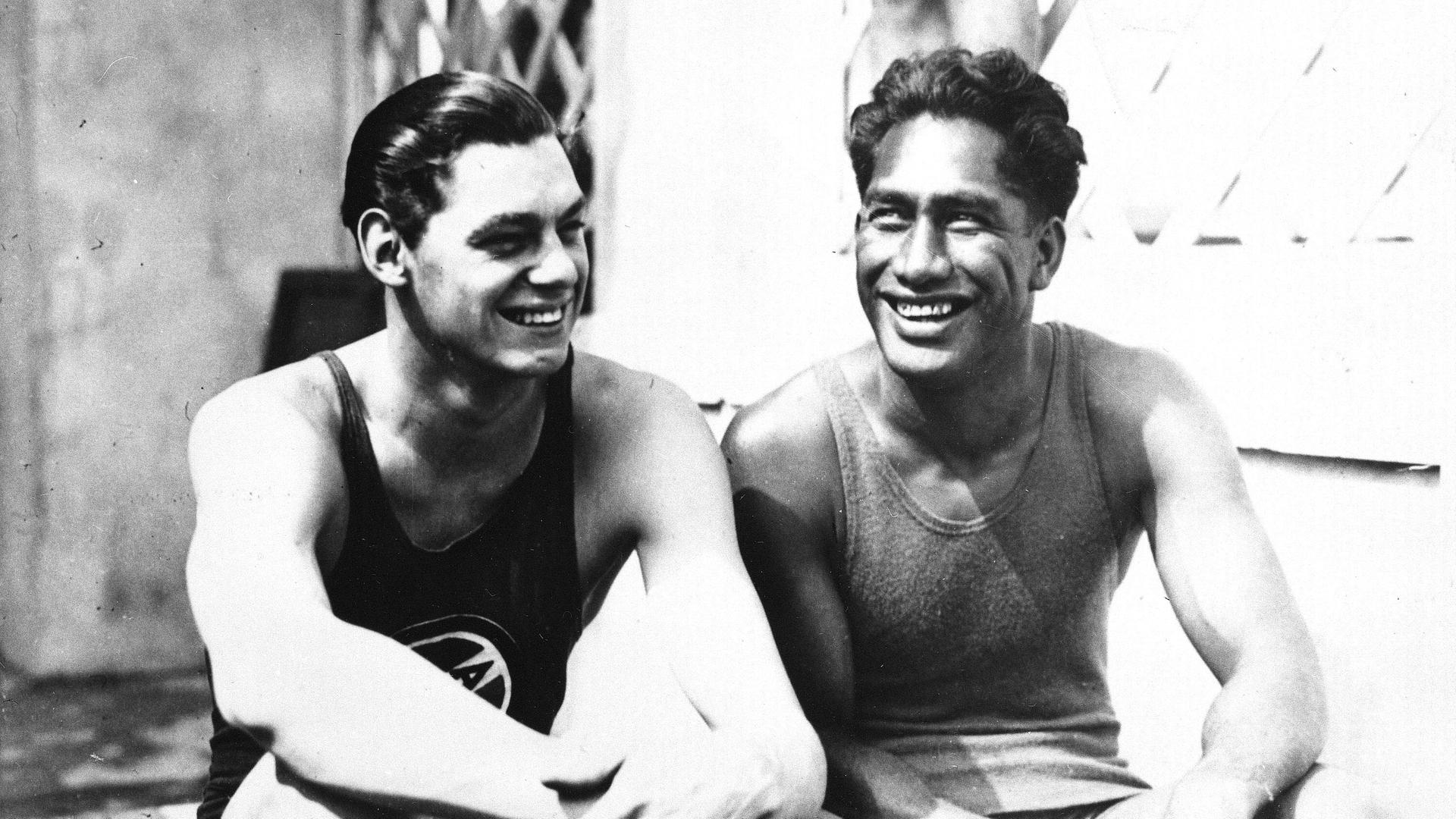Johnny Weissmüller (l.) und Duke Kahanamoku bei den Olympischen Spielen 1924 in Paris.