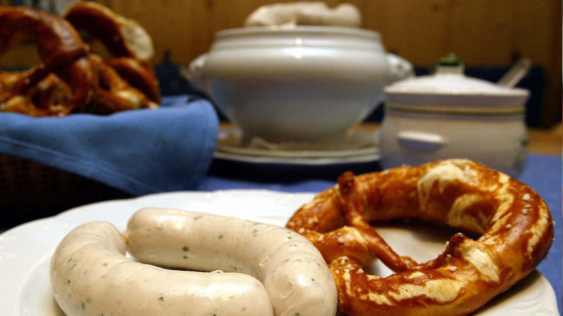 Zwei Weißwürste mit Brezel auf einem Teller