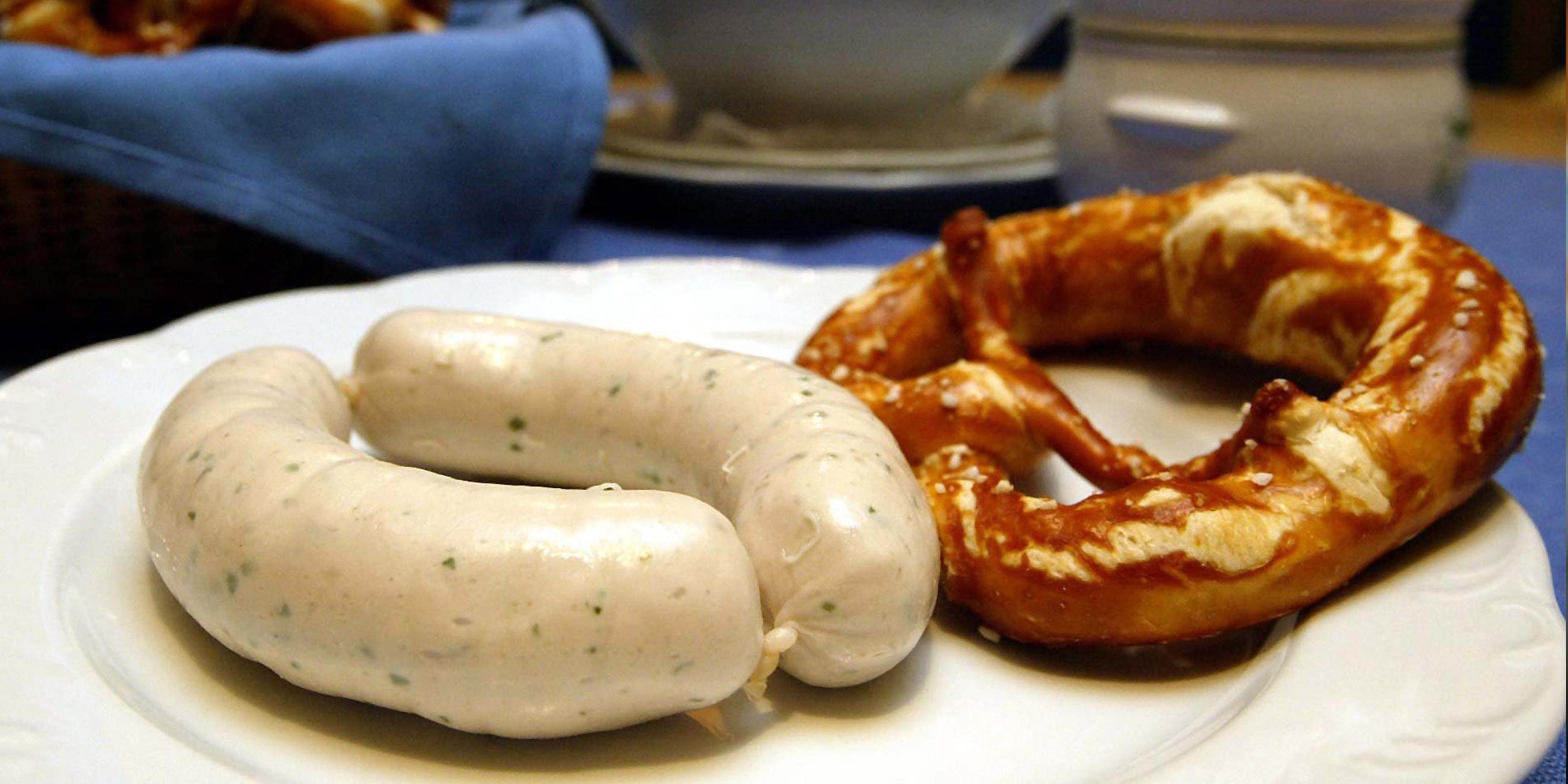 Zwei Weißwürste mit Brezel auf einem Teller