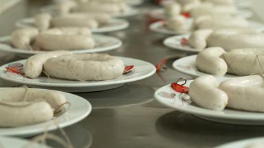 Viele verschiedene Weißwurst-Teller.