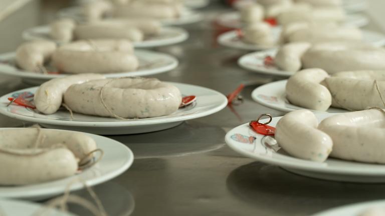 Viele verschiedene Weißwurst-Teller.